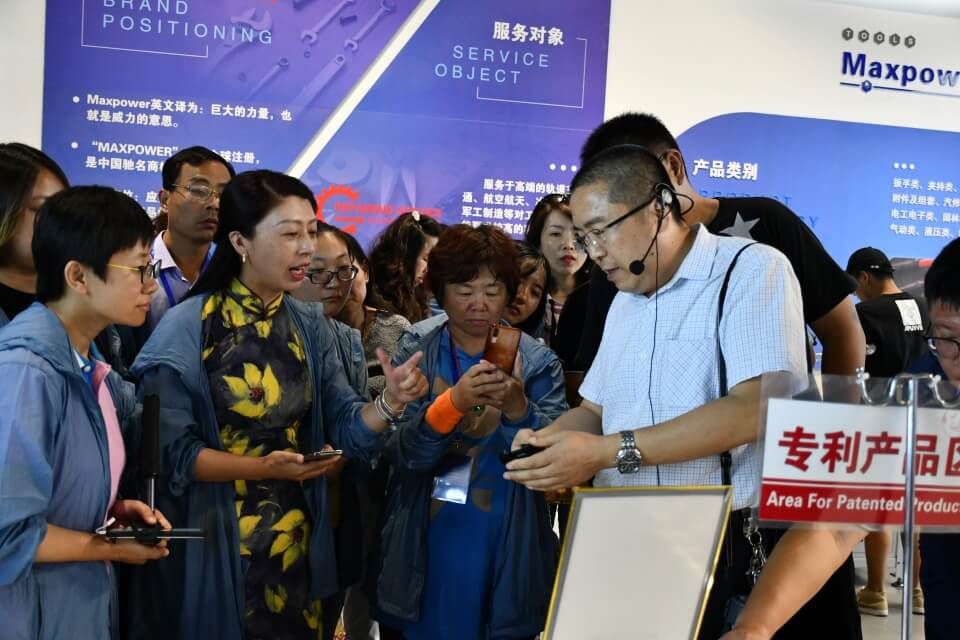 "全國(guó)百名主播、記者融媒體聯(lián)合采訪團(tuán)”走進(jìn)威力工具(圖4)