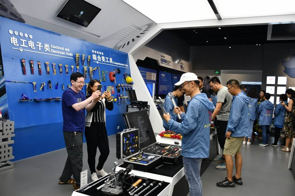 "全國(guó)百名主播、記者融媒體聯(lián)合采訪團(tuán)”走進(jìn)威力工具(圖8)