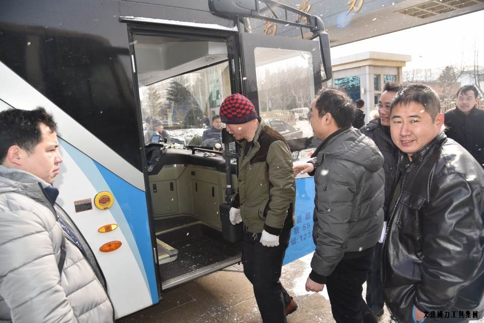 外地工回家_04.JPG 公司包車送職工 回家過年變輕松(圖2)