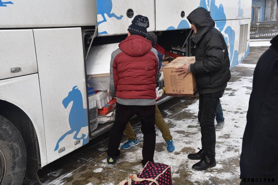 外地工回家_01.JPG 公司包車送職工 回家過年變輕松(圖3)