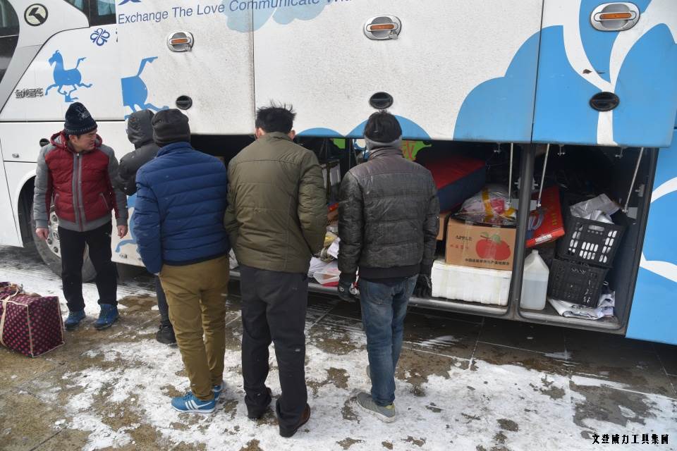 外地工回家_02.JPG 公司包車送職工 回家過年變輕松(圖4)